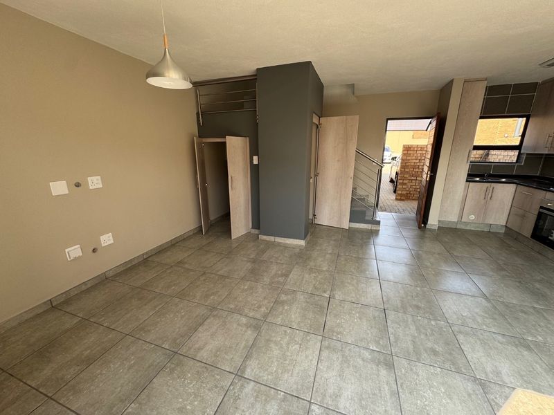 Elegant Family Home with Ample Living Space - Photo 3