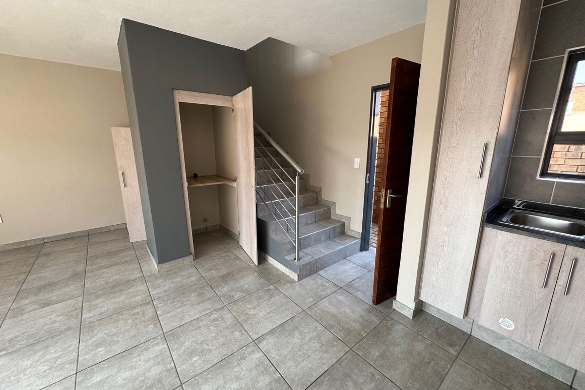 Elegant Family Home with Ample Living Space - Photo 5