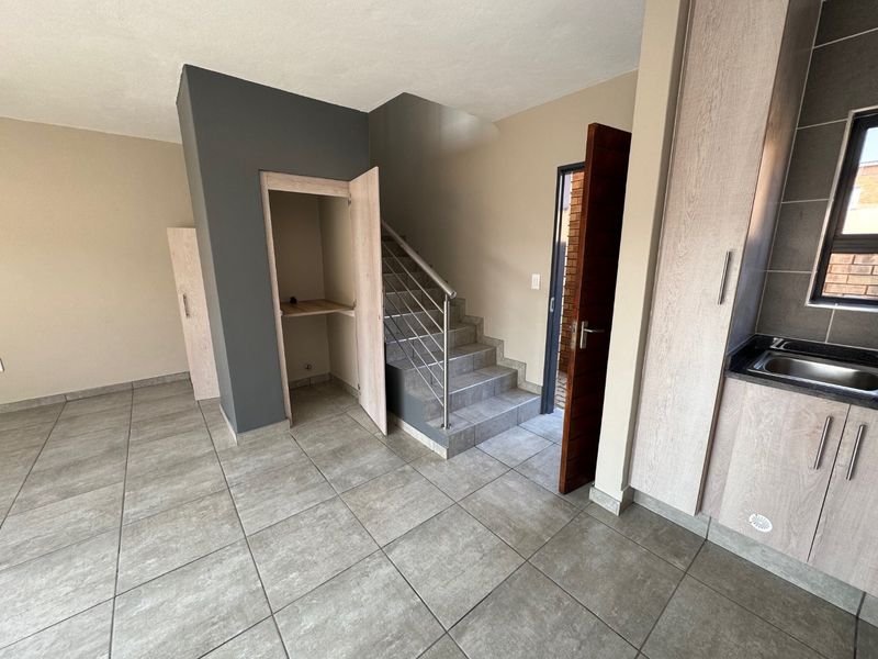 Elegant Family Home with Ample Living Space - Photo 5