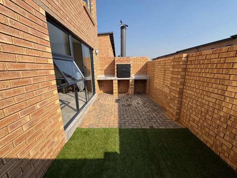 Elegant Family Home with Ample Living Space - Photo 4