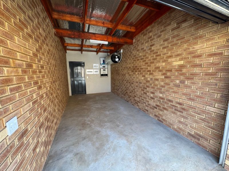 Elegant Family Home with Ample Living Space - Photo 1