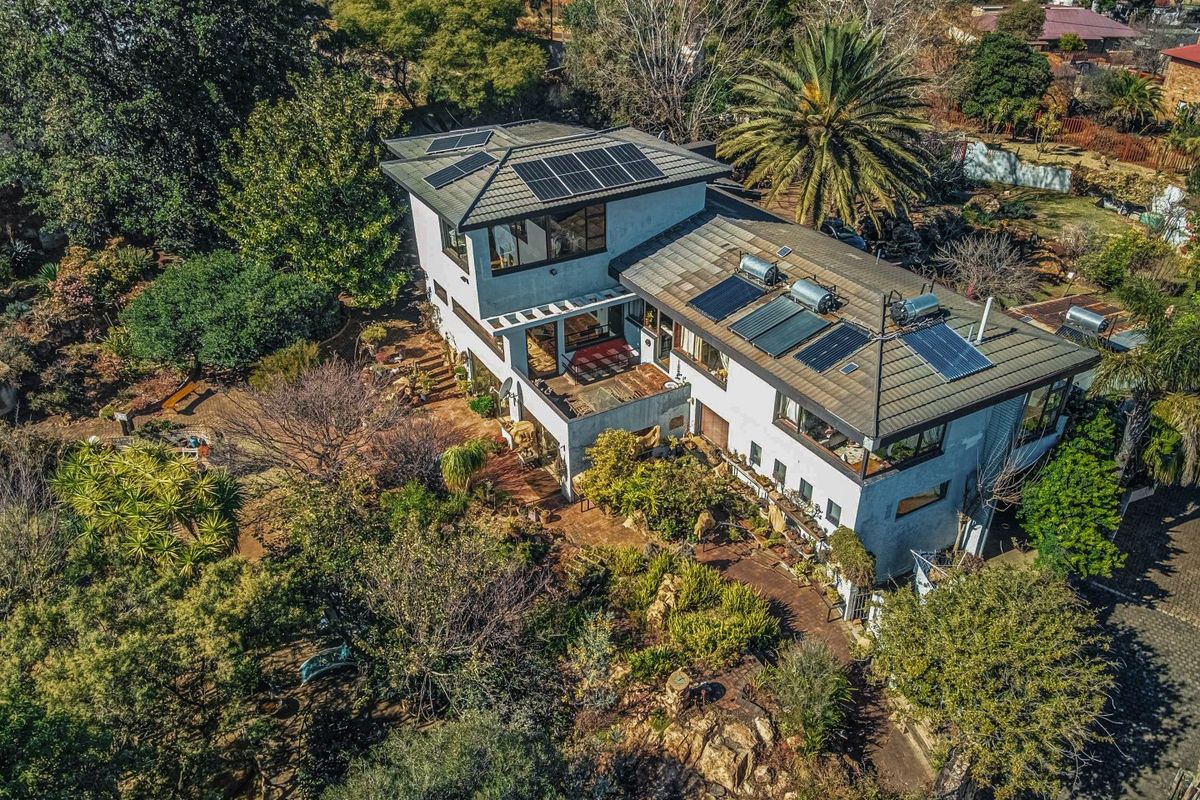 Under offer this beautiful 6 bedroom property situated in Bedfordview Ext 43. Let me do the same for you - Photo 2