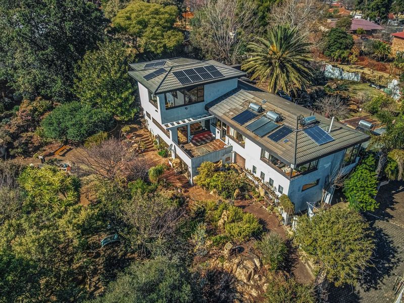 Under offer this beautiful 6 bedroom property situated in Bedfordview Ext 43. Let me do the same for you - Photo 2