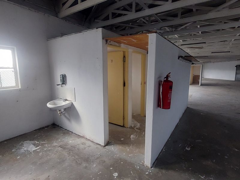 Commercial property for rent in Chatsworth - Photo 4