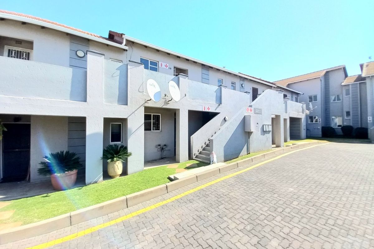 Charming 1-Bedroom Upstairs Unit in a Secure Lifestyle Estate with Excellent Amenities! - Photo 2