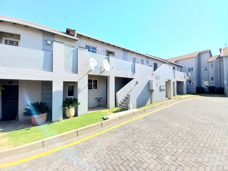 Charming 1-Bedroom Upstairs Unit in a Secure Lifestyle Estate with Excellent Amenities! - Photo 2