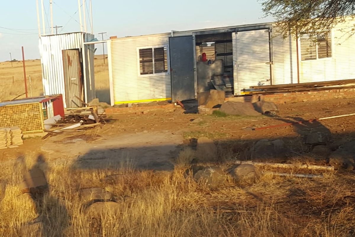 Excellent buy for  the young famer that need to come into the Property Market near the Tierpoort Dam. - Photo 2