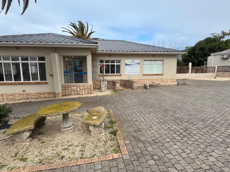 Well-equipped office Property with functional environment ideal for a productive business operation - Photo 4