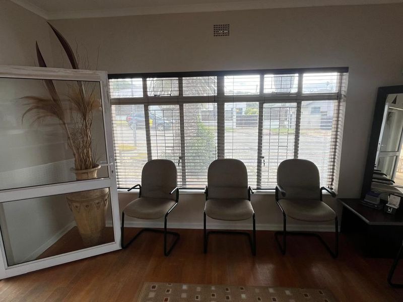 Well-equipped office Property with functional environment ideal for a productive business operation - Photo 9