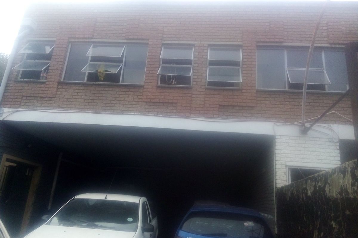 Priced to Go!!! Car stand with 4 tenanted rooms on Jules street - Photo 2