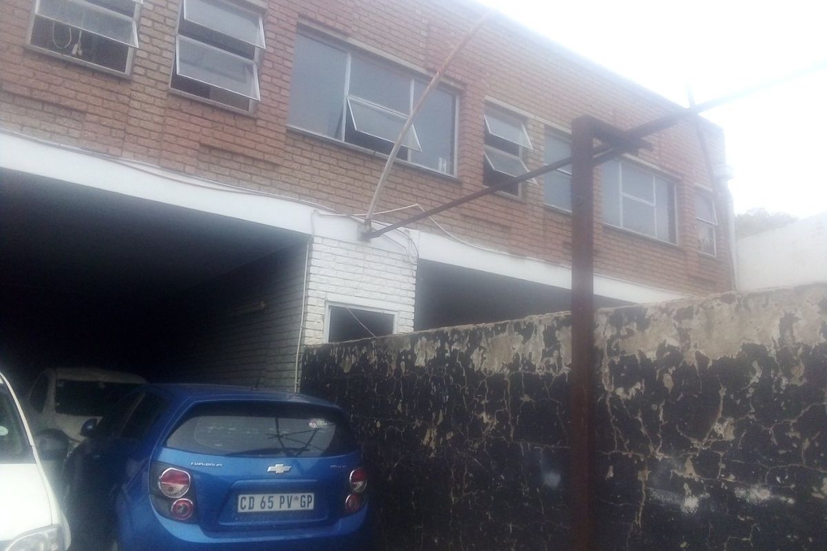 Priced to Go!!! Car stand with 4 tenanted rooms on Jules street - Photo 3