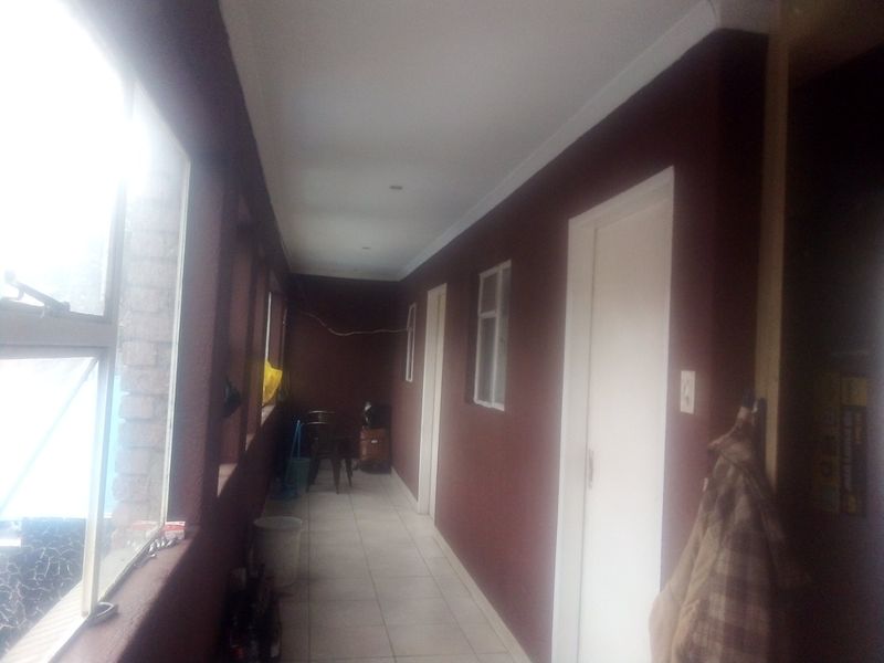 Priced to Go!!! Car stand with 4 tenanted rooms on Jules street - Photo 6