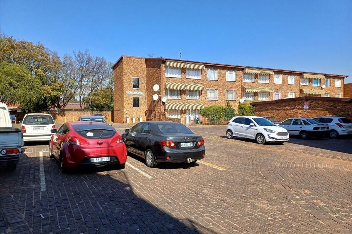 Charming 3-Bedroom Home with Garage and Modern Comforts - Photo 3