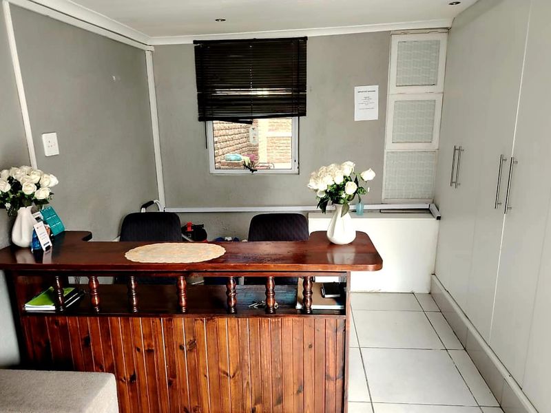 7 Bedroom Commercial Property for Sale in East London - Photo 3