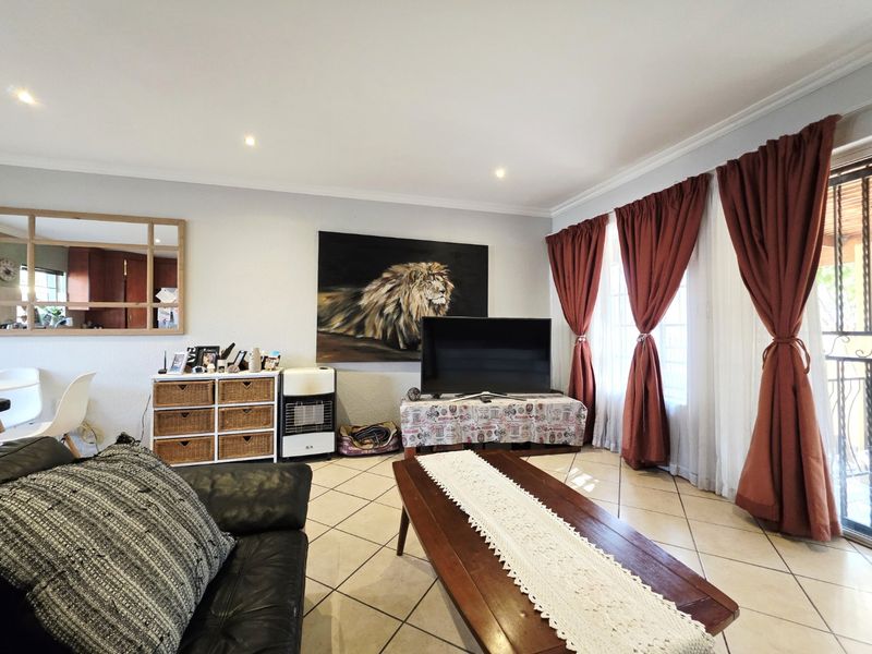 Sunny and Spacious 3-Bedroom Family Duplex - Perfect for Easy Living and Entertaining! - Photo 3