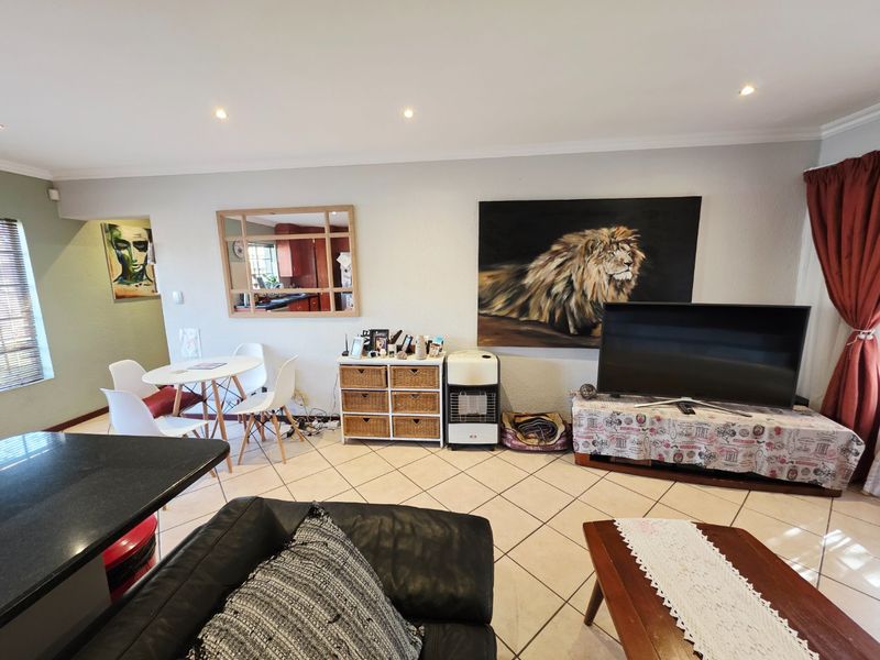 Sunny and Spacious 3-Bedroom Family Duplex - Perfect for Easy Living and Entertaining! - Photo 2