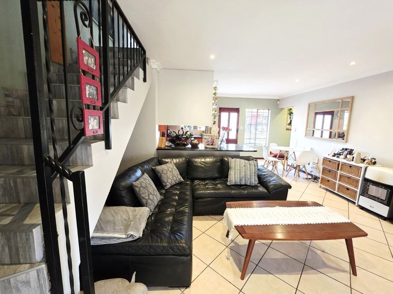 Sunny and Spacious 3-Bedroom Family Duplex - Perfect for Easy Living and Entertaining! - Photo 5