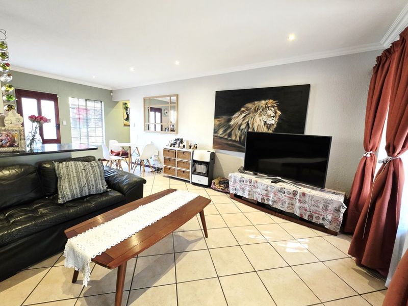 Sunny and Spacious 3-Bedroom Family Duplex - Perfect for Easy Living and Entertaining! - Photo 4