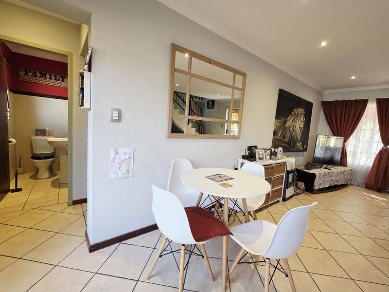 Sunny and Spacious 3-Bedroom Family Duplex - Perfect for Easy Living and Entertaining! - Photo 10