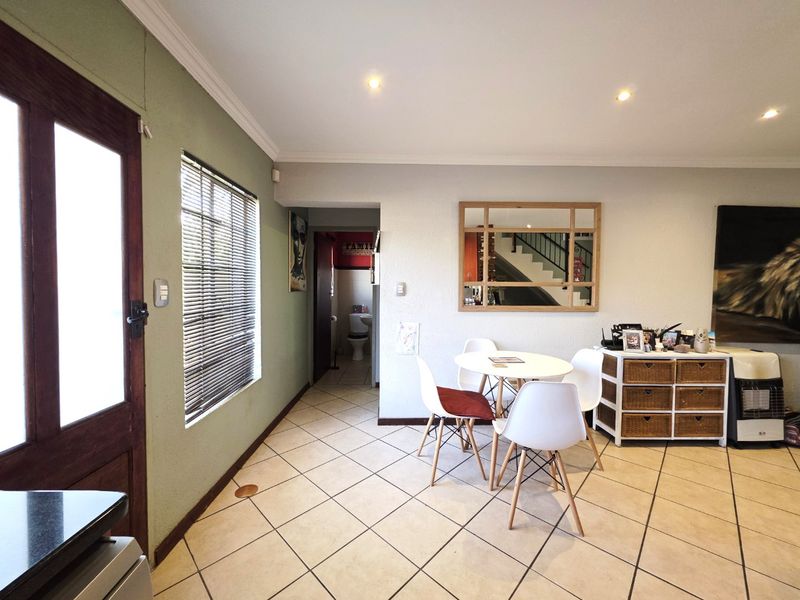 Sunny and Spacious 3-Bedroom Family Duplex - Perfect for Easy Living and Entertaining! - Photo 9