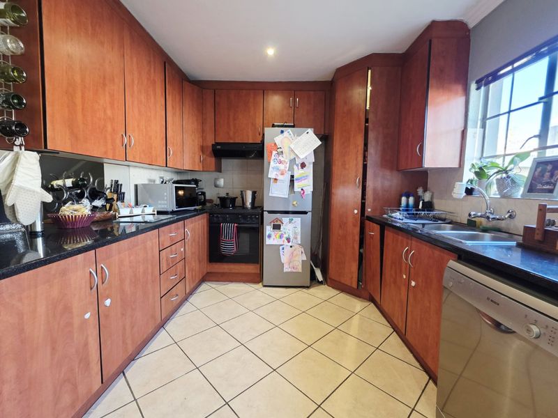 Sunny and Spacious 3-Bedroom Family Duplex - Perfect for Easy Living and Entertaining! - Photo 8