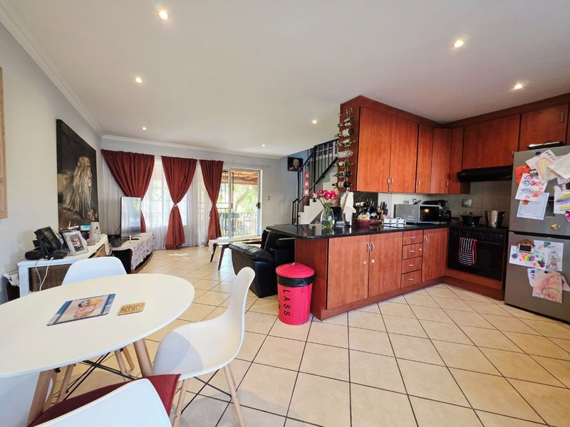 Sunny and Spacious 3-Bedroom Family Duplex - Perfect for Easy Living and Entertaining! - Photo 7