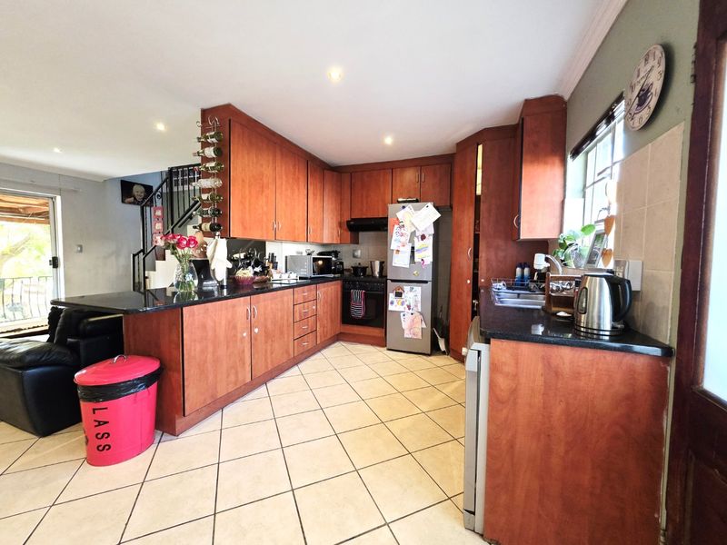 Sunny and Spacious 3-Bedroom Family Duplex - Perfect for Easy Living and Entertaining! - Photo 6