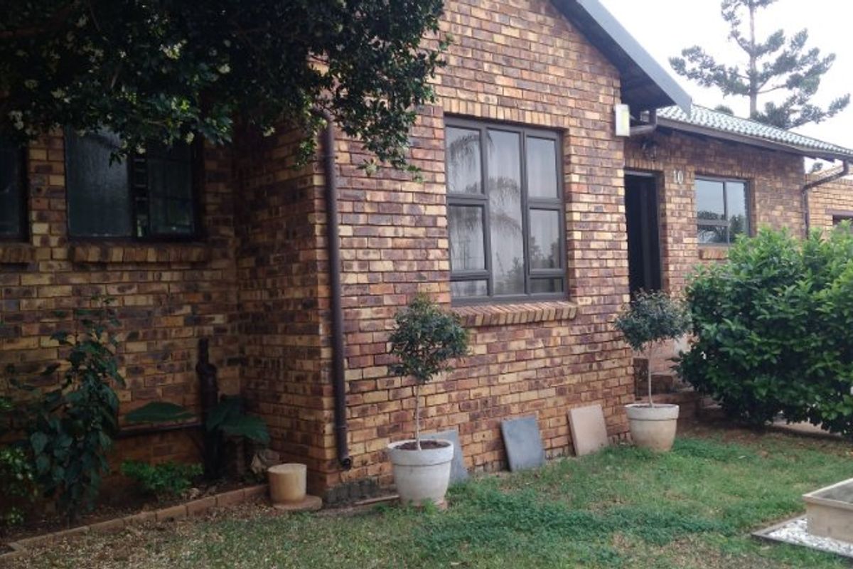 COZY AND COMFORTABLE FAMILY HOME - Photo 4