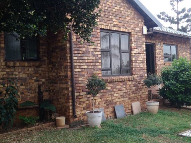 COZY AND COMFORTABLE FAMILY HOME - Photo 4