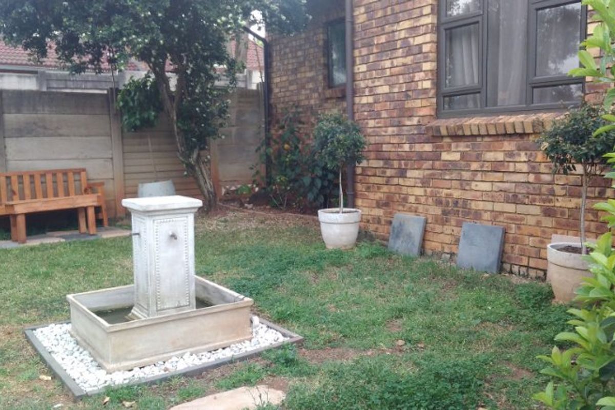 COZY AND COMFORTABLE FAMILY HOME - Photo 2