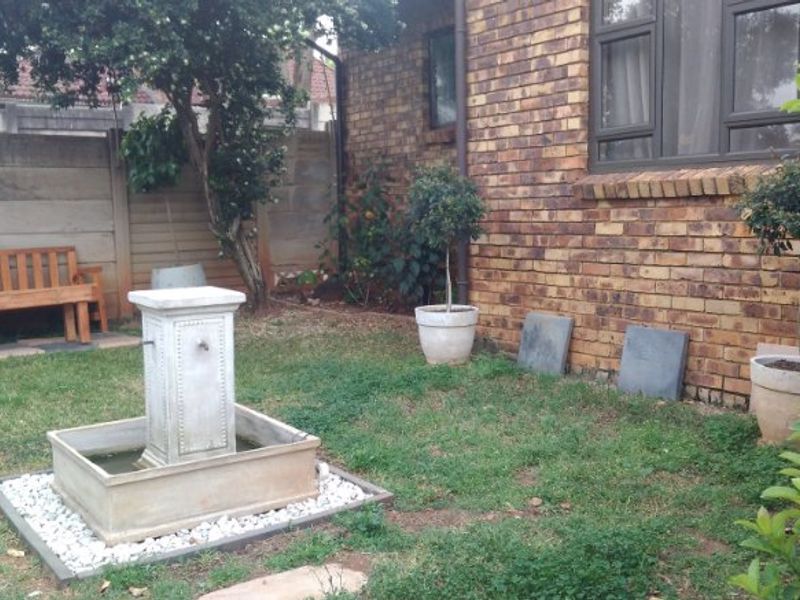 COZY AND COMFORTABLE FAMILY HOME - Photo 2