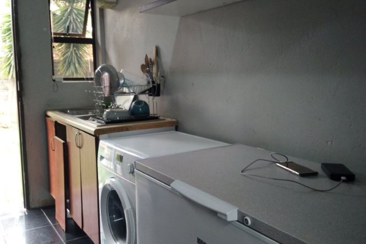 COZY AND COMFORTABLE FAMILY HOME - Photo 5