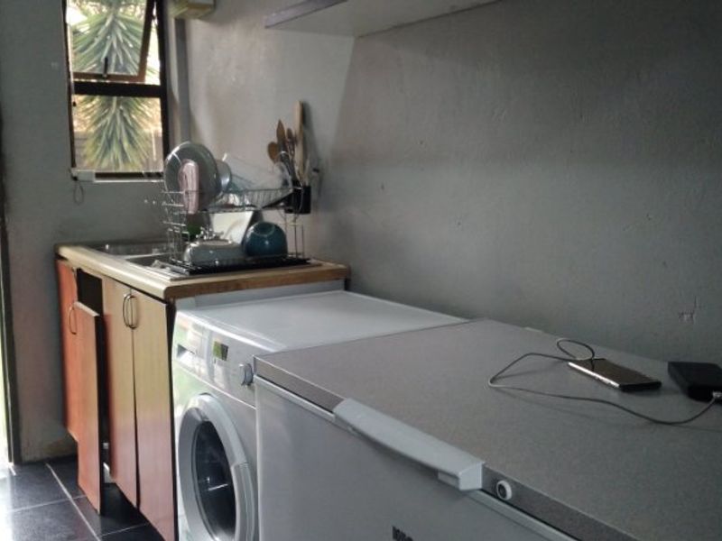 COZY AND COMFORTABLE FAMILY HOME - Photo 5