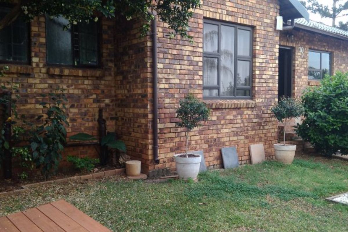 COZY AND COMFORTABLE FAMILY HOME - Photo 3