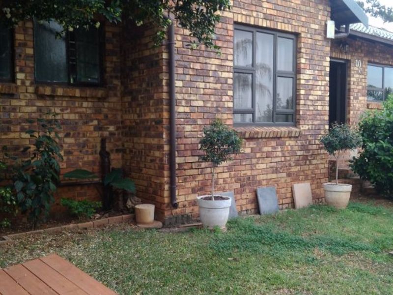 COZY AND COMFORTABLE FAMILY HOME - Photo 3