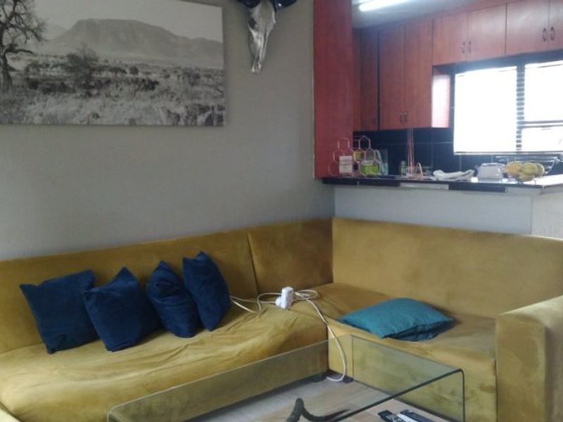 COZY AND COMFORTABLE FAMILY HOME - Photo 9