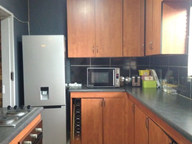 COZY AND COMFORTABLE FAMILY HOME - Photo 8