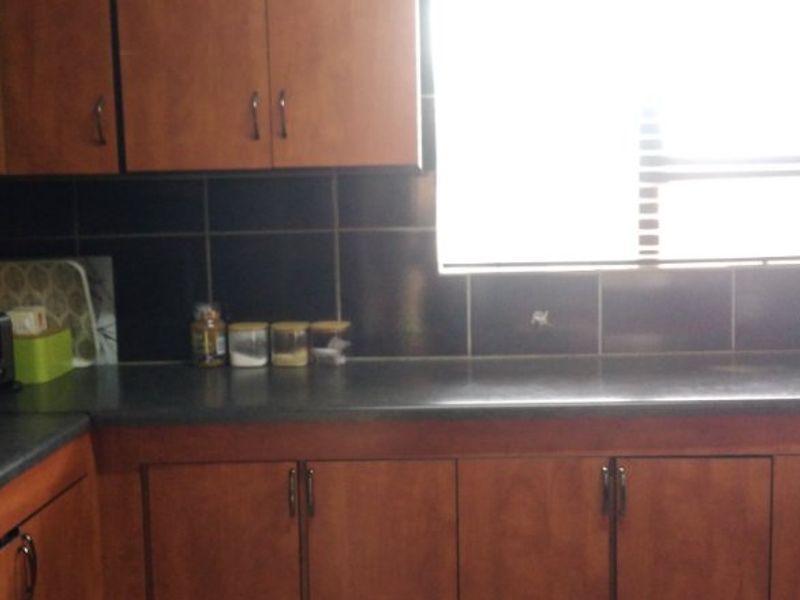 COZY AND COMFORTABLE FAMILY HOME - Photo 6