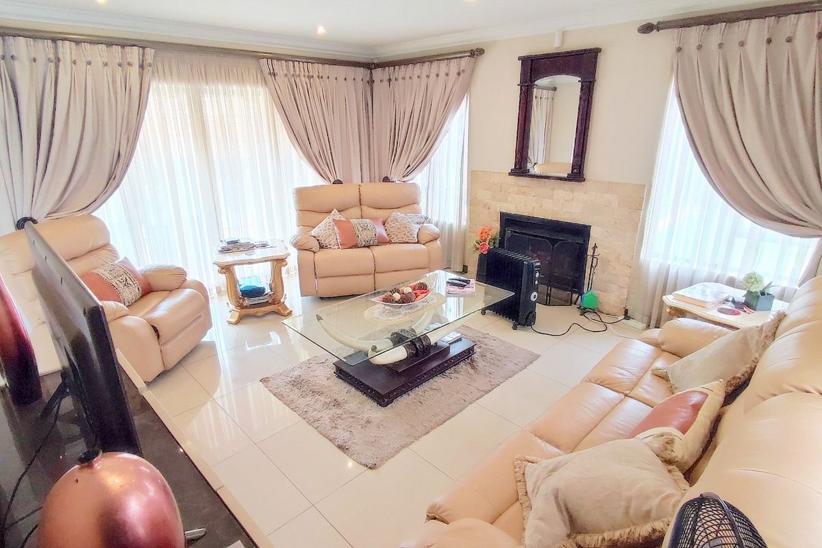 Beautiful 3 Bedroom Family Home in Amberfield Valley - Photo 5