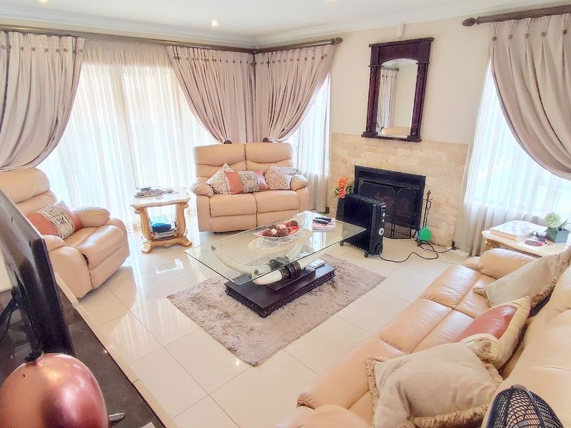 Beautiful 3 Bedroom Family Home in Amberfield Valley - Photo 5