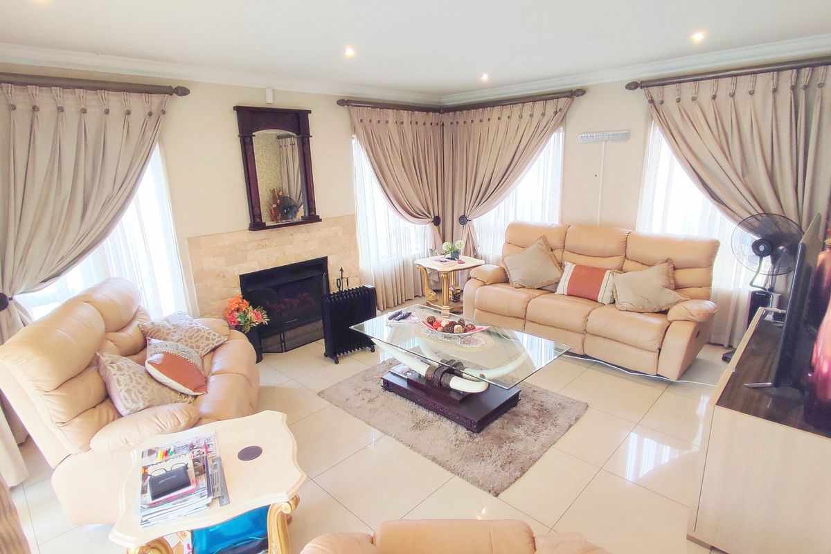 Beautiful 3 Bedroom Family Home in Amberfield Valley - Photo 2