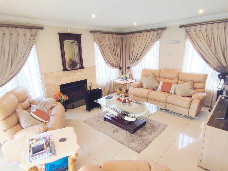 Beautiful 3 Bedroom Family Home in Amberfield Valley - Photo 2