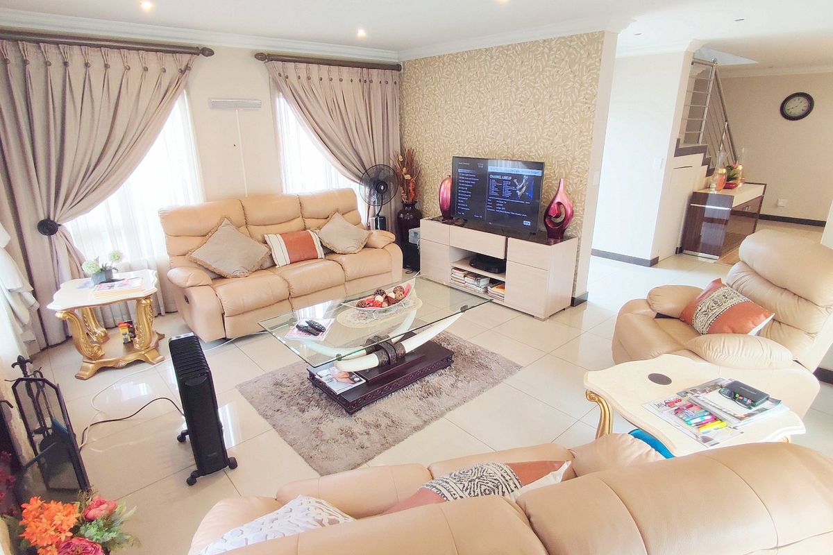 Beautiful 3 Bedroom Family Home in Amberfield Valley - Photo 3