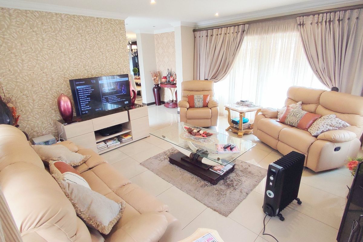 Beautiful 3 Bedroom Family Home in Amberfield Valley - Photo 4