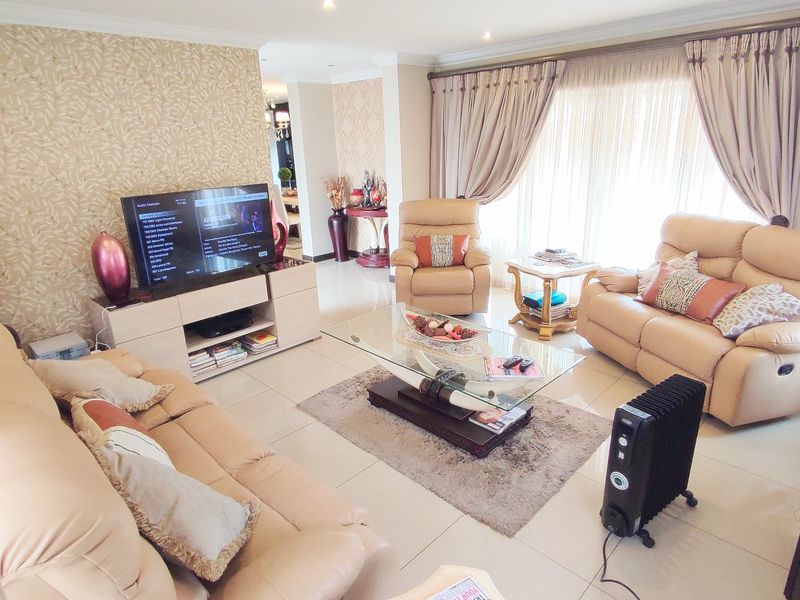 Beautiful 3 Bedroom Family Home in Amberfield Valley - Photo 4