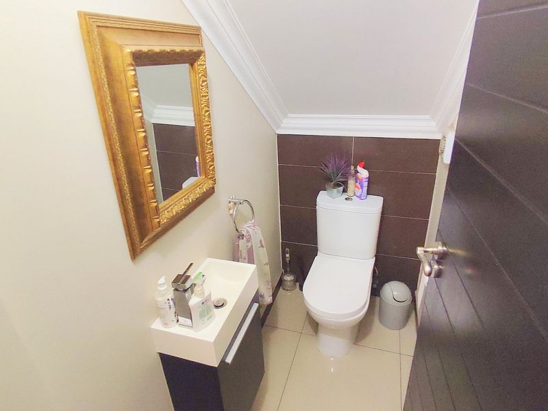 Beautiful 3 Bedroom Family Home in Amberfield Valley - Photo 6