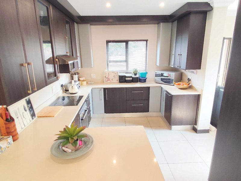 Beautiful 3 Bedroom Family Home in Amberfield Valley - Photo 10