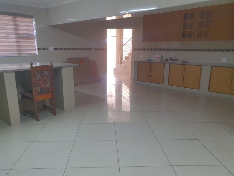 Luxurious 10-Bedrooms Home - Proclamation Hill. - Photo 8