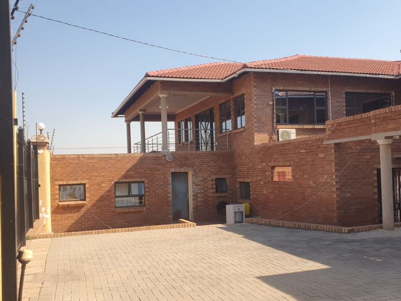 Luxurious 10-Bedrooms Home - Proclamation Hill. - Photo 9