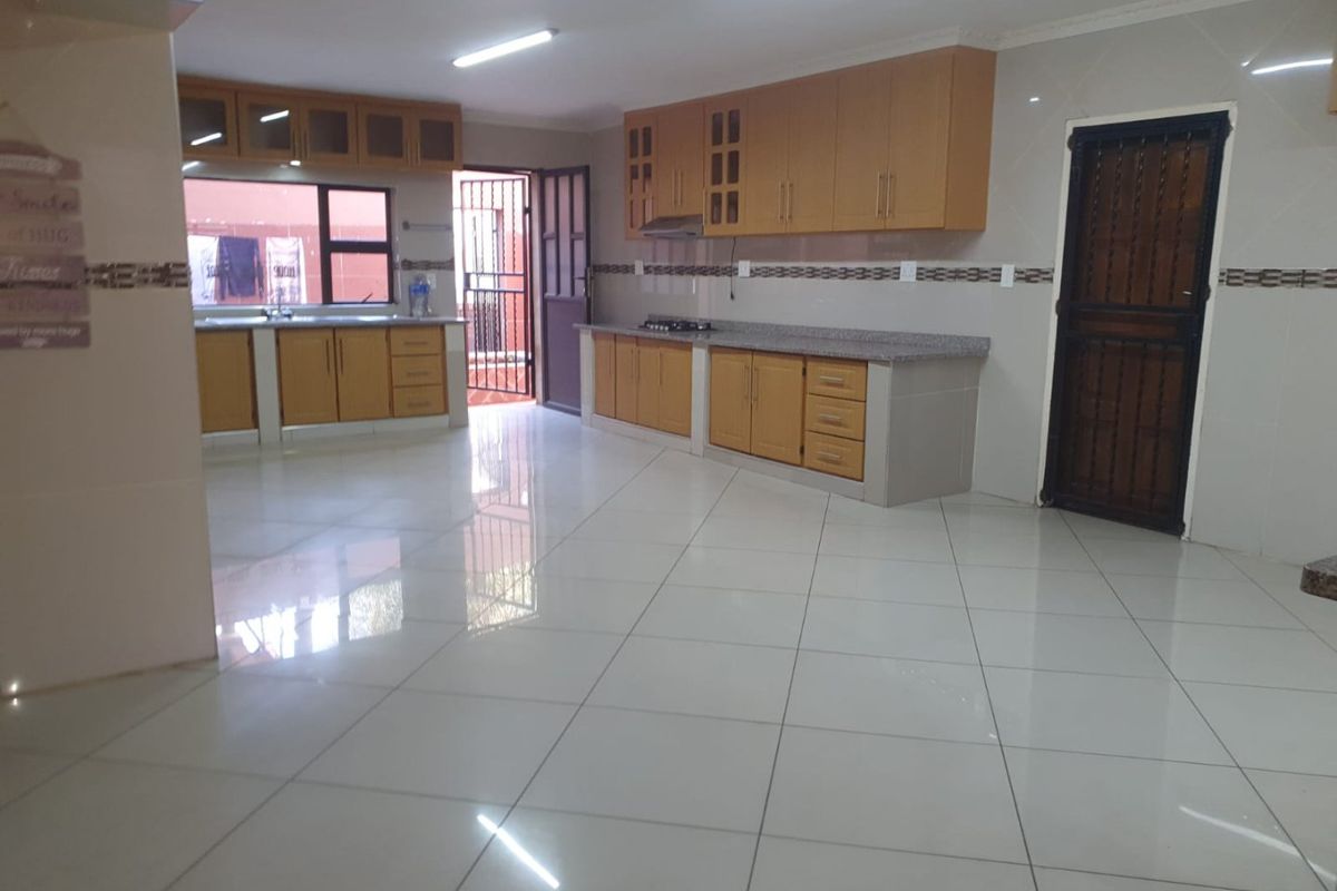 Luxurious 10-Bedrooms Home - Proclamation Hill. - Photo 3